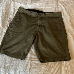 Men’s green volcom shorts